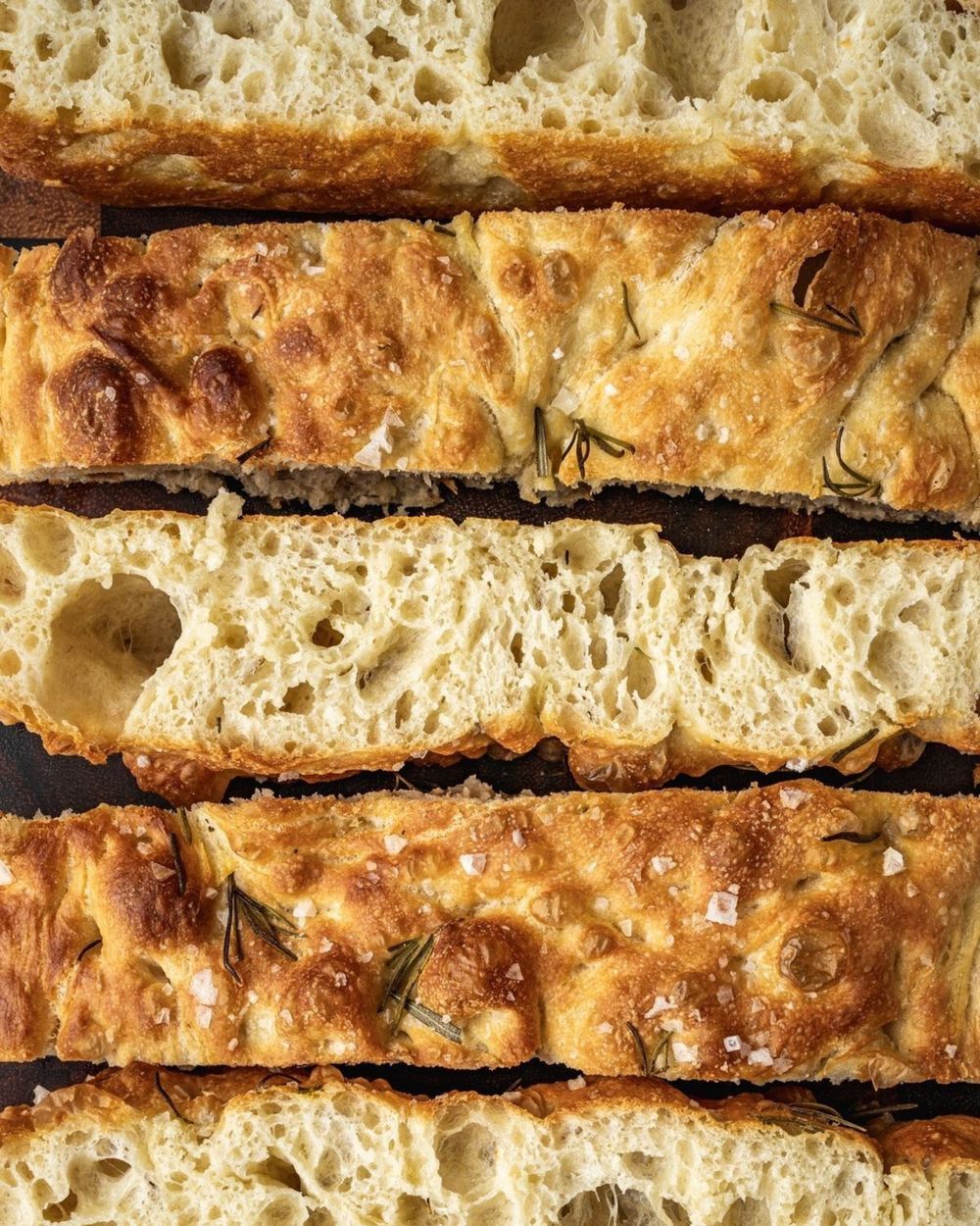 Rebanadas de focaccia con romero y sal